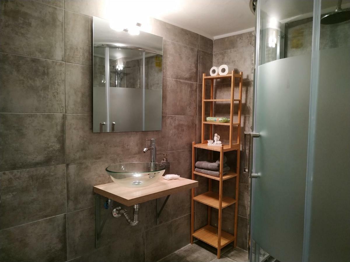 Bright Apartment Steps From The Sea Tesalonika Bagian luar foto