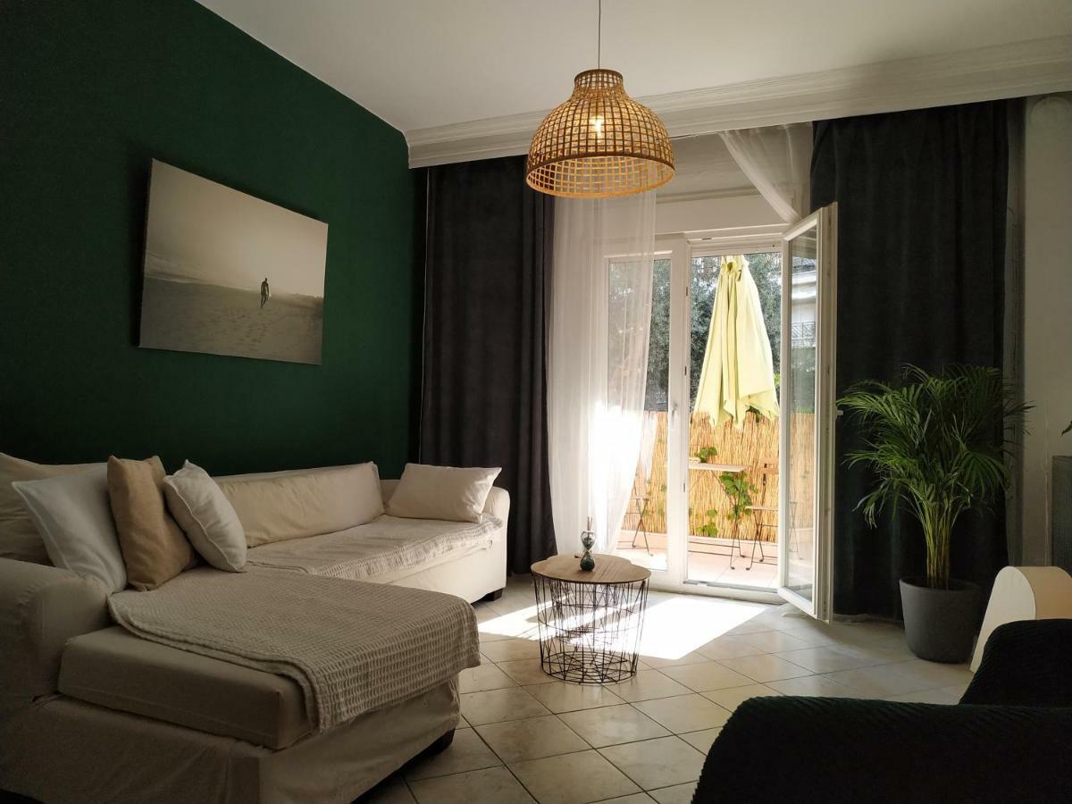 Bright Apartment Steps From The Sea Tesalonika Bagian luar foto