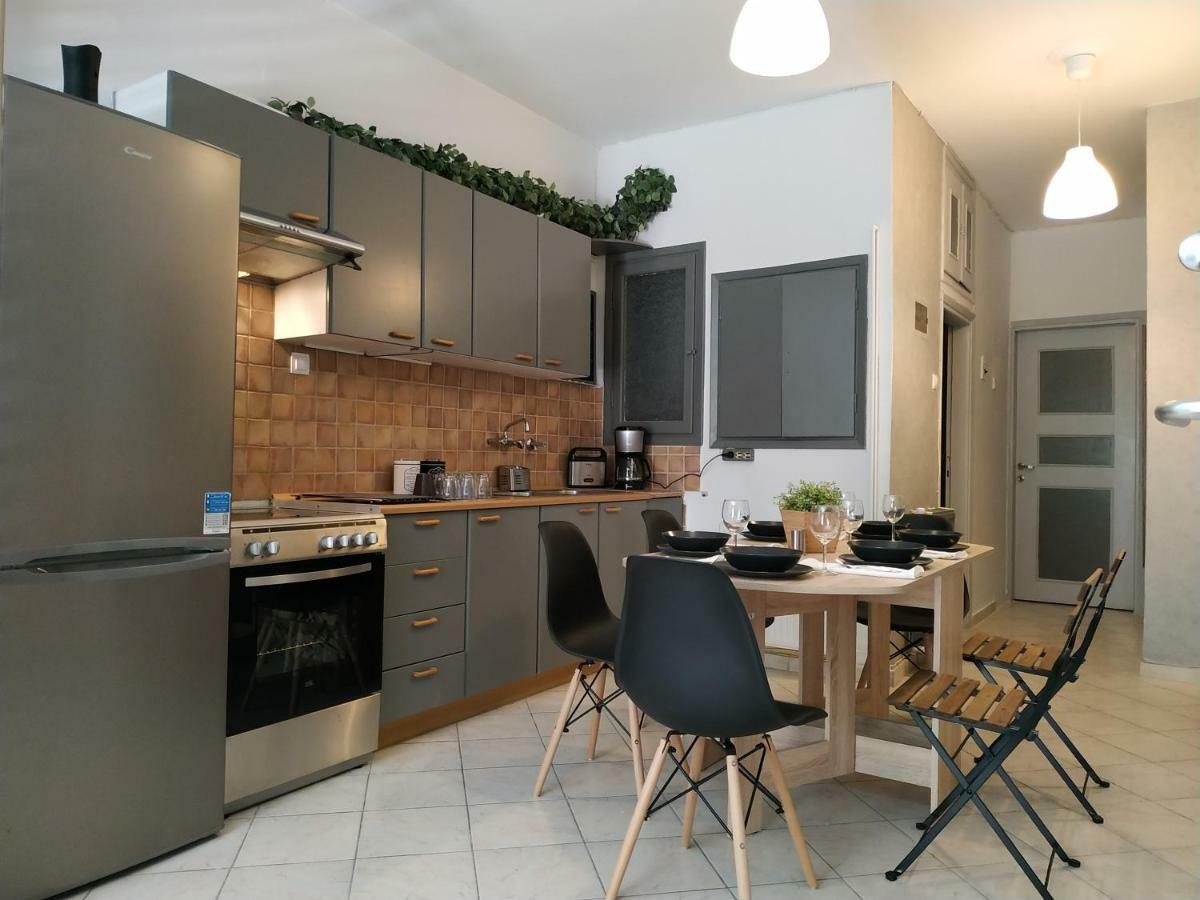 Bright Apartment Steps From The Sea Tesalonika Bagian luar foto